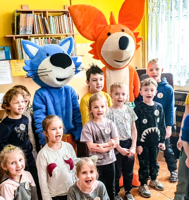 Fenek i kotek Maks z grupą dzieci podczas spotkania
