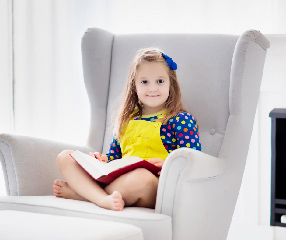 Dziewczynka na fotelu czyta