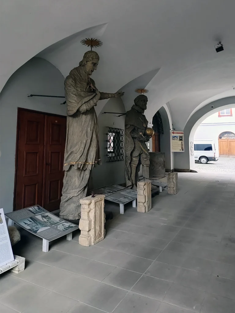 Posągi w krużgankach – „Kto tu stoi? Rycerze, święci i dawne duchy Nysy — wszyscy razem!”