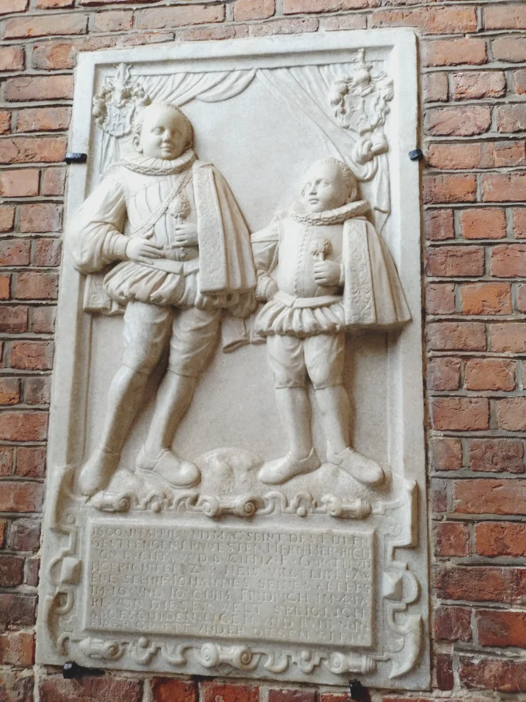 o prawdziwi rycerze z dawnych czasów, upamiętnieni na płytach w katedrze.