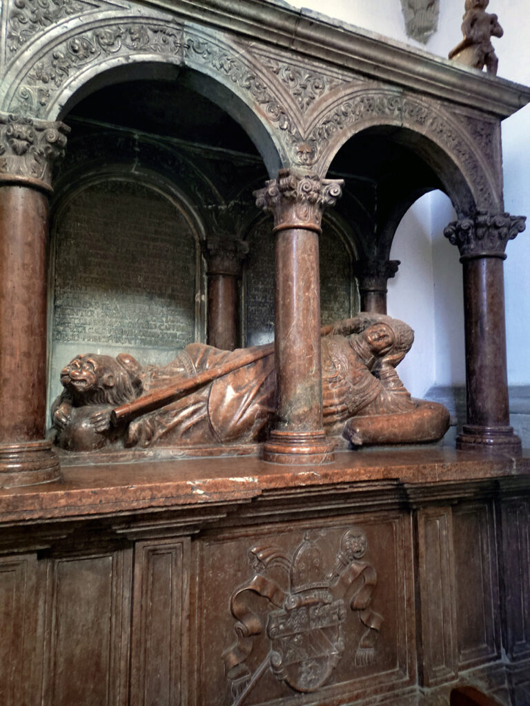 Śpiący rycerz – „Chyba bardzo zmęczył się walką… albo pilnowaniem skarbów!”