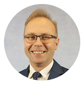 Portret: dr hab. Krzysztof Piech – ekonomista, profesor Uczelni Łazarskiego